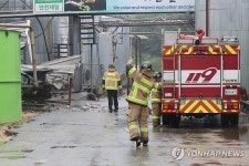 소방호스 정비하는 대원들