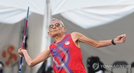 창 던지는 106세 사왕 잔프람