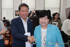 악수하는 김승원 법무장관 후보자-서영교 법제사법위원장