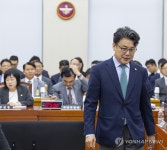 상임위 출석 기관장들과 인사 마친 진성준 국방위원장