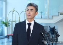 취재진 질문 듣는 강신철 국방장관 후보자