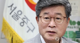 인터뷰하는 김길성 중구청장