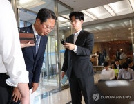 고개숙여 인사하는 법무장관 후보자