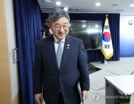 초대 중수청장 김지용 후보자 제청 브리핑 마친 행안부 장관
