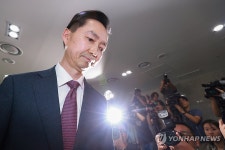 취재진 관심 속 출근하는 김지용 중수청장 후보자