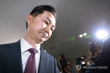 취재진 관심 속 출근하는 김지용 중수청장 후보자