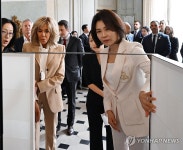 김혜경 여사, 마크롱 여사와 한지마니아 특별전 관람