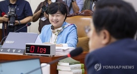 김승원 법무장관 후보자 인사청문회 증인 관련 발언에 미소짓는 서영교 법사위원장