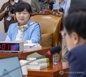 김승원 법무장관 후보자 인사청문회 증인 관련 발언에 미소짓는 서영교 법사위원장