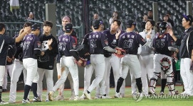 이강철 감독의 600승을 자축하는 kt 선수들