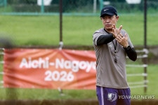 지시 내리는 이민성 감독