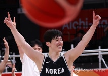 한일전 승리에 기뻐하는 이정현