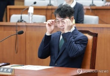 안경 고쳐 쓰는 김성수 대법관 후보자
