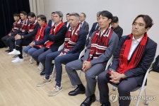 모레노 감독 기자회견 지켜보는 코치진