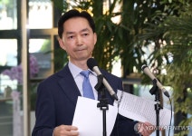 입장문 넘기는 김지용 중대범죄수사청장 후보자