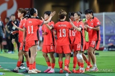 5-0 대승 자축하는 여자 축구대표팀