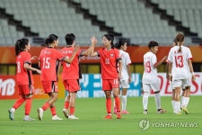 5-0 대승 자축하는 여자 축구대표팀