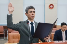 선서하는 강신철 국방장관 후보자