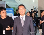 사퇴기자회견 후 소통관 떠나는 김승원 후보자