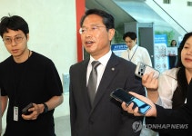 사퇴기자회견 후 소통관 떠나는 김승원 후보자