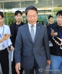사퇴기자회견 후 소통관 떠나는 김승원 후보자