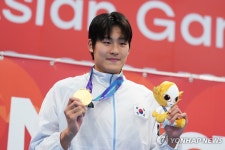 [아시안게임] 김영범, 남자 자유형 50ｍ 금메달…한국 수영 첫 금(종합)