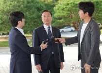 취재진 질문 답하는 이정현 검찰총장 직무대행