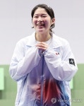 금메달 차지하고 환하게 웃는 추가은