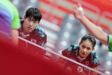 일본과 혼합복식 경기 치르는 오준성-김나영