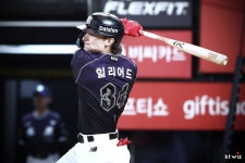 힐리어드 39호 솔로홈런 폭발…단독 선두 kt 80승 선착