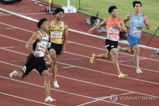 결승선 통과하는 조엘진