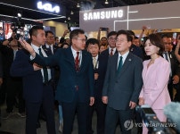 K-엑스포, 관계자 설명 듣는 이재명 대통령