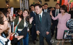 멕시코 관람객과 사진 찍는 이재명 대통령