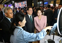 이재명 대통령, K-엑스포 아모레퍼시픽 부스 방문