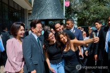멕시코 시민들과 기념촬영하는 이재명 대통령 부부