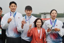이행숙 회장과 기념사진 찍는 오늘의 메달리스트들