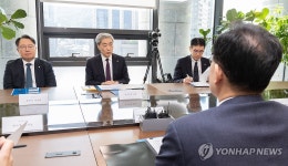 이형일 부총리와 면담하는 한국은행 총재