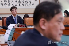 영화 '암살자(들)' 관련 질의 듣는 최휘영 문화체육관광부 장관