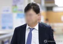 배임 혐의 2심 선고 공판 출석하는 제넨셀 창업자