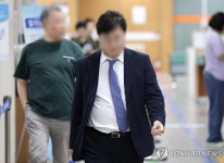 법정 향하는 제넨셀 창업자