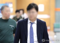 법정 향하는 제넨셀 창업자