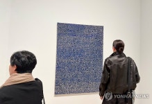 BTS RM 소장 미술품 살펴보는 언론인들