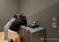 BTS RM 소장 미술품 살펴보는 언론인들