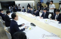재정경제부 유관기관 간담회 주재하는 이형일 부총리