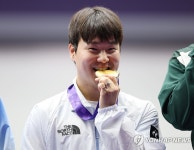 금메달 깨무는 이건혁