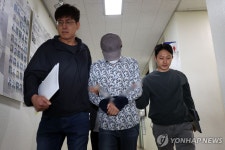 추가 조사 위해 호송되는 나주 부부 살해 피의자