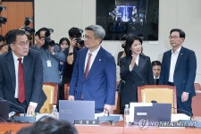 과방위 '이진숙 국감 제척안' 표결에 퇴장하는 국민의힘