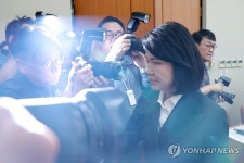 과방위 '이진숙 국감 제척안' 표결에 퇴장하는 이진숙 의원