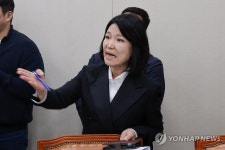 과방위 '이진숙 국감 제척안' 의결에 항의하는 이진숙 의원