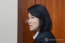 과방위 '이진숙 국감 제척안' 의결에 회의실 떠나는 이진숙 의원